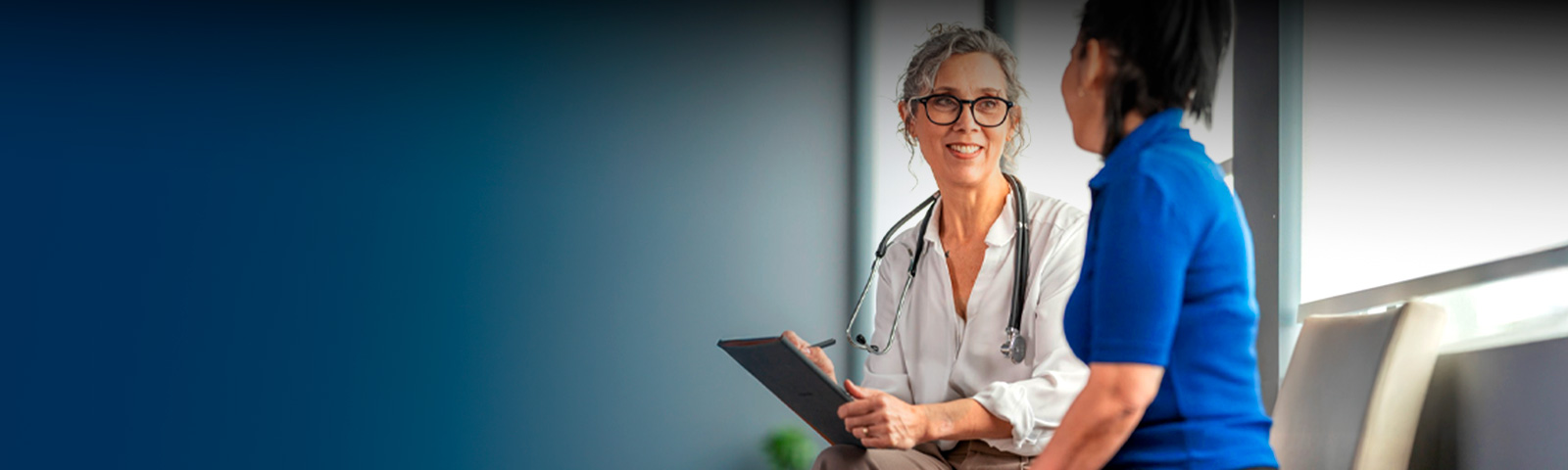 Médica hablando con el paciente