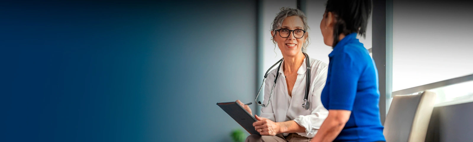 Médica hablando con el paciente